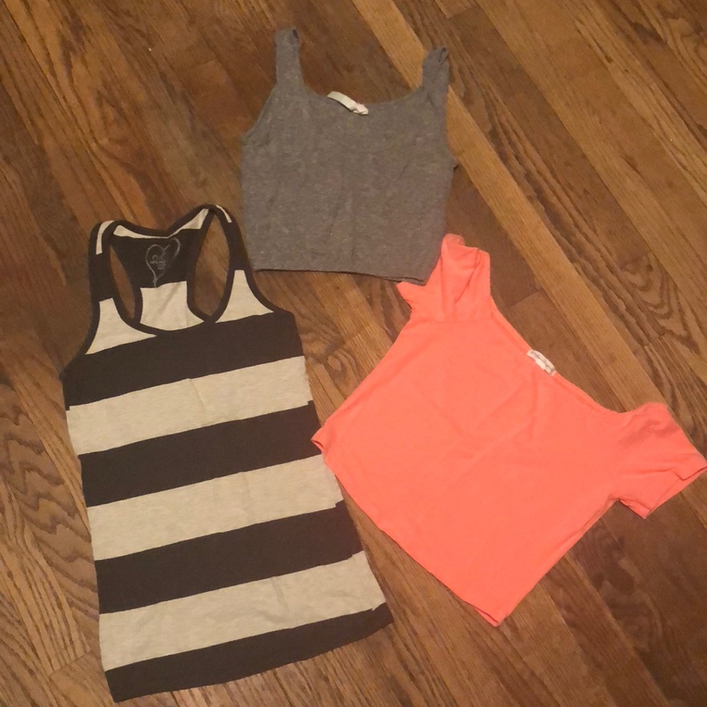 “BUNDLE” of  2 crop top and 1 tank top... 👚👚👚